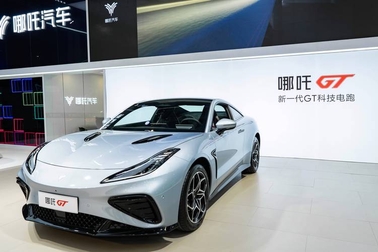 重庆30哪吒汽车在智能汽车领域的表现，领途汽车在新能源汽车市场中的影响力